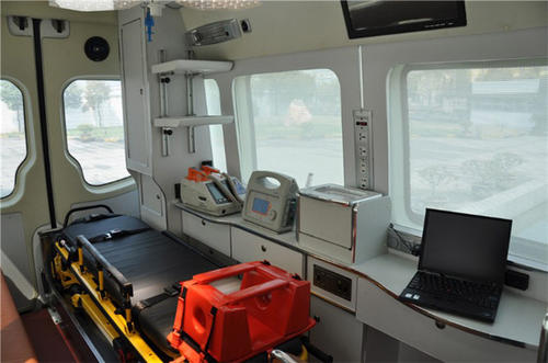 巴楚县救护车内部